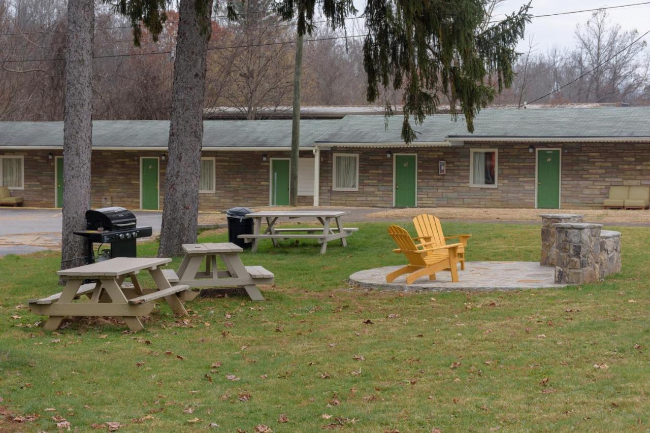 Whispering Pines Motel - Эшвилл Экстерьер фото