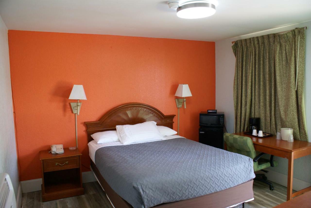 Whispering Pines Motel - Эшвилл Экстерьер фото