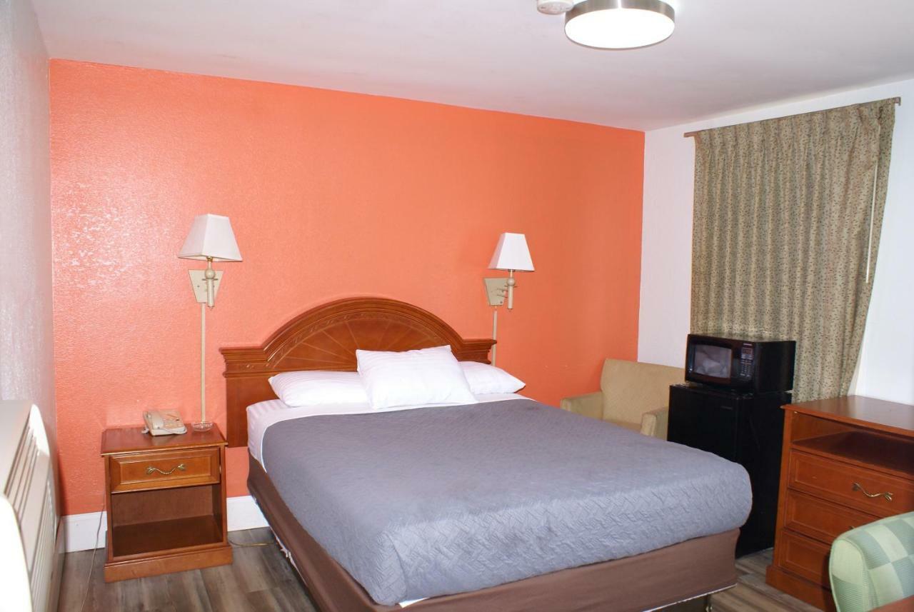 Whispering Pines Motel - Эшвилл Экстерьер фото